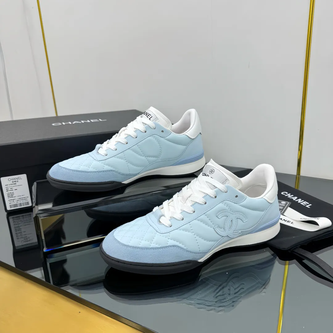 👟👟Ex-factory price 600👟👟 Top version Chanel Chanel - 2025 counter top casual sports shoes. This classic design; the upper is electro-embroidered with a variety of techniques; the outsole is fashionable and sporty; it is extraordinary and incorporates a variety of color matching elements... The diversified mix and match is very beautiful and versatile, and can be used for leisure, fashion, sports and outdoor... ꫛꫀꪝ Go➫ Material: ❶Upper is made of: original imported mercerized velvet + double-layer breathable mesh ❷Inside is made of: original imported breathable mesh ❸Outsole is based on: original TPU combination outsole Counter boutique packaging complete set for women 35–41 👉
